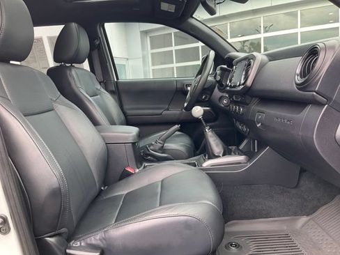 Used 2021 Toyota Tacoma TRD Off-Road w/ TRD Premium Off Road Package AWD/4WD image 10