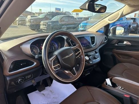 Used 2017 Chrysler Pacifica Limited w/ UConnect Theater Package image 10