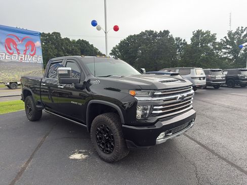 Used 2022 Chevrolet Silverado 2500 High Country w/ Technology Package AWD/4WD image 3