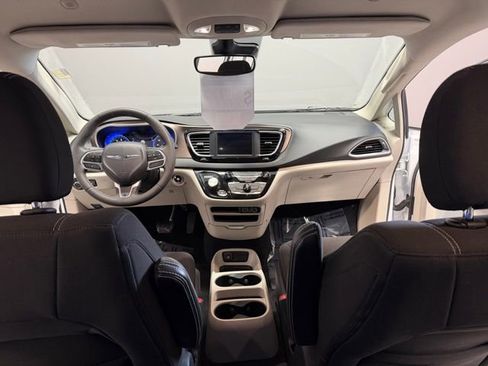 Used 2024 Chrysler Voyager LX image 28