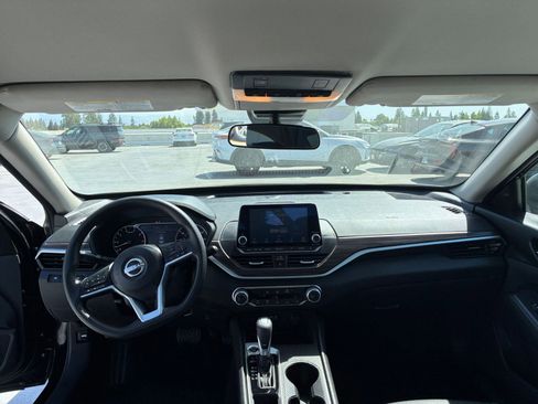 Used 2025 Nissan Altima 2.5 SV FWD image 33