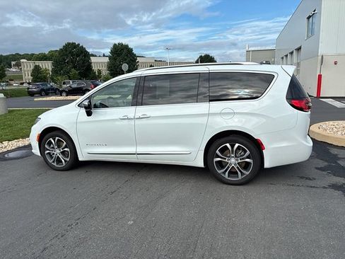 Used 2026 Chrysler Pacifica Pinnacle AWD/4WD image 14