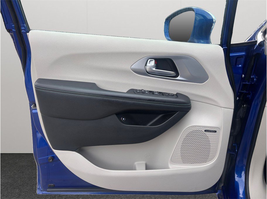 Used 2018 Chrysler Pacifica Limited FWD image 17