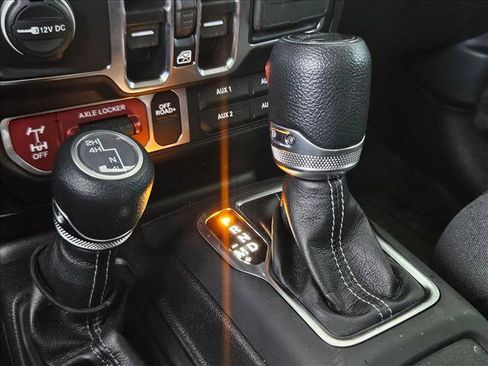 Used 2024 Jeep Gladiator Willys image 13