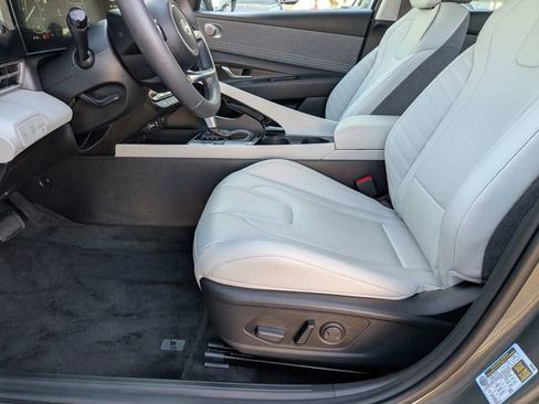 Used 2025 Hyundai Elantra Limited FWD image 11