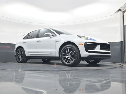 Used 2025 Porsche Macan AWD/4WD image 21