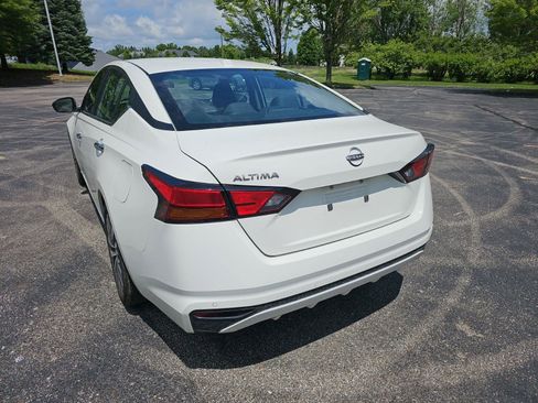 Used 2025 Nissan Altima 2.5 SV FWD image 3
