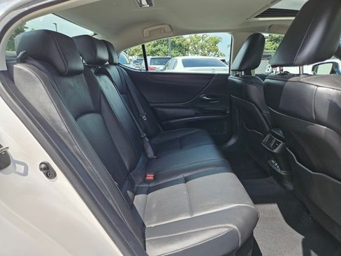 Used 2025 Lexus ES 300h w/ Premium Package FWD image 19