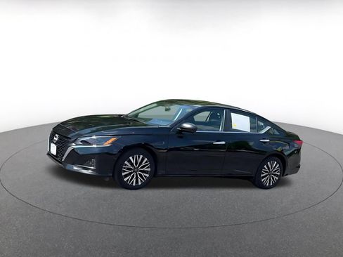 Used 2025 Nissan Altima 2.5 SV FWD image 6