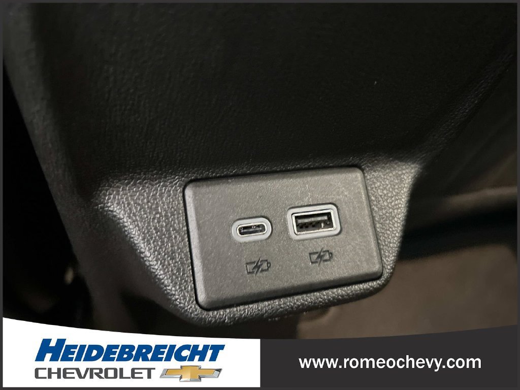 Used 2023 Chevrolet Bolt EUV LT w/ Comfort Package FWD image 18