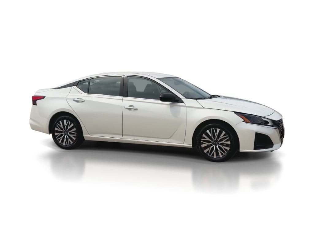 Used 2025 Nissan Altima 2.5 SV FWD image 2