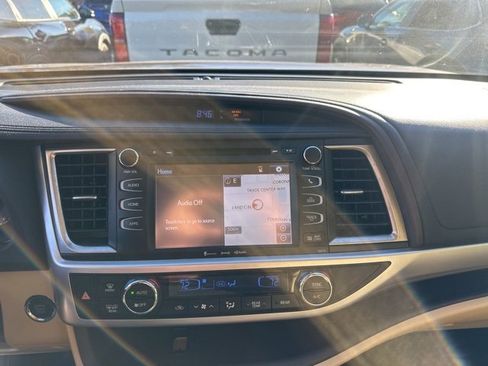Used 2018 Toyota Highlander SE image 21