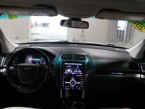 Used 2016 Ford Explorer Platinum AWD/4WD image 2
