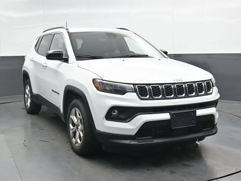 Used 2025 Jeep Compass Latitude AWD/4WD image 4