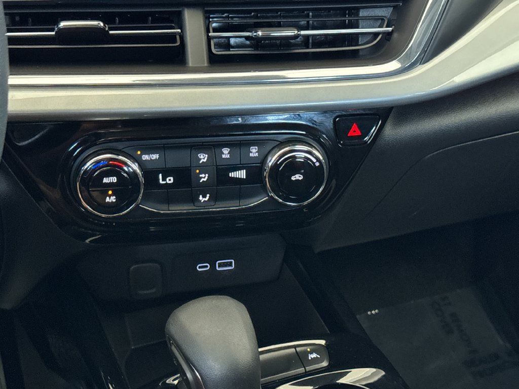 Used 2025 Chevrolet Trax LT FWD image 19