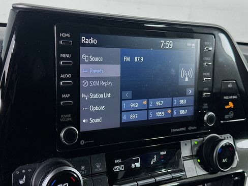 Used 2021 Toyota Highlander XLE FWD image 19