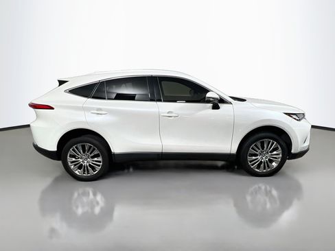 Used 2022 Toyota Venza XLE AWD/4WD image 3