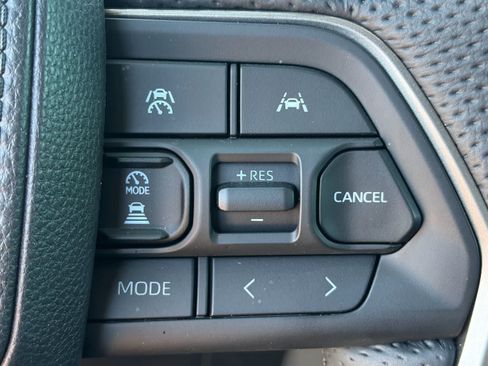 Used 2025 Toyota Tacoma SR5 AWD/4WD image 9