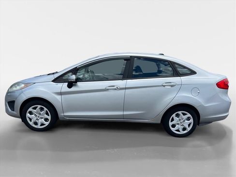 Used 2013 Ford Fiesta SE FWD image 2