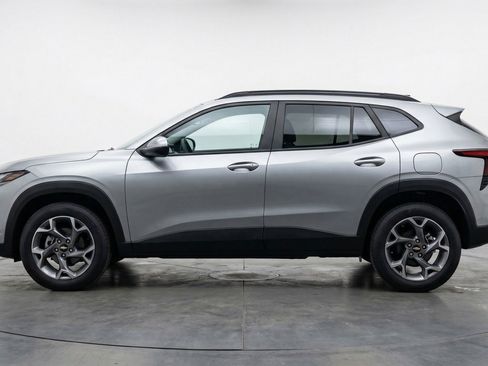 Used 2025 Chevrolet Trax LT w/ LT Convenience Package image 5