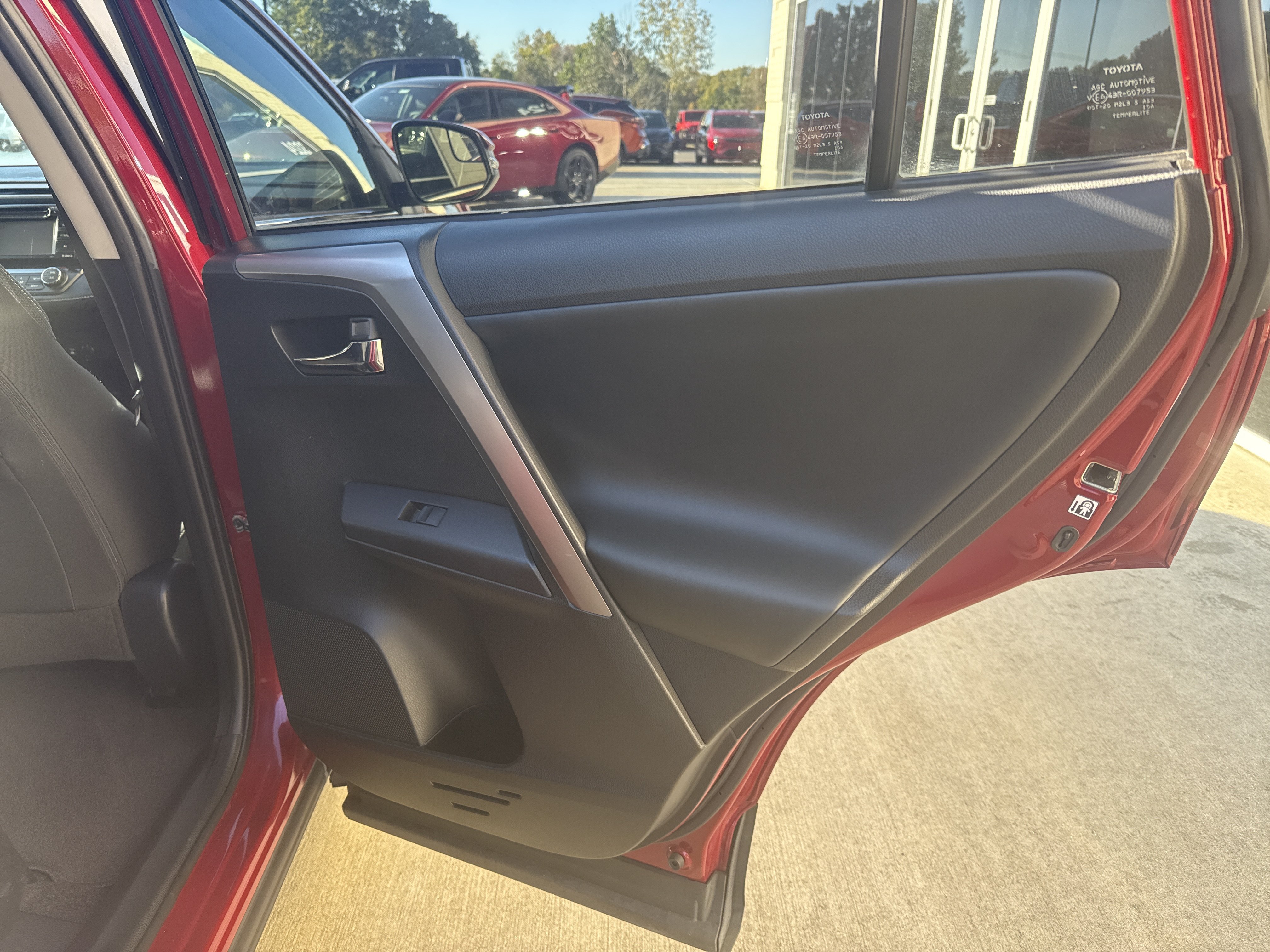 Used 2018 Toyota RAV4 XLE w/ Carpet Mat Package AWD/4WD image 14