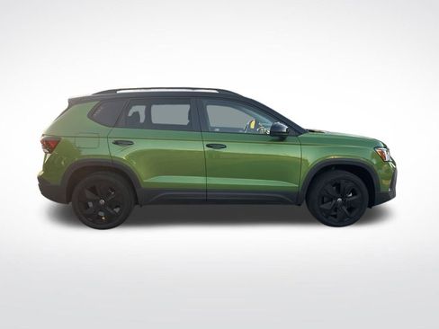 Used 2025 Volkswagen Taos SE image 4