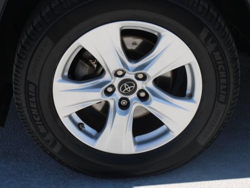 Used 2019 Toyota RAV4 XLE w/ Convenience Package FWD image 9