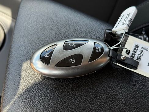 Used 2024 Hyundai Elantra SEL image 31