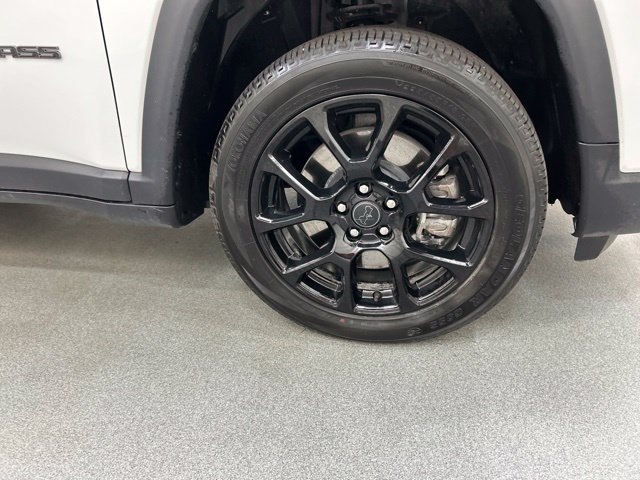 Used 2025 Jeep Compass Latitude w/ Convenience Group AWD/4WD image 28