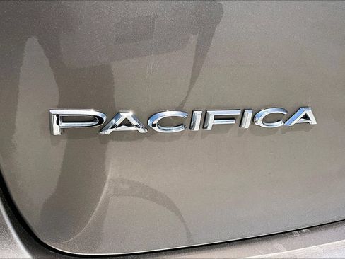 Used 2018 Chrysler Pacifica Touring Plus w/ Tire & Wheel Group FWD image 25