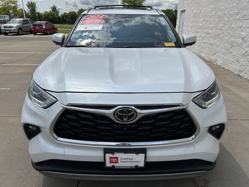 Certified 2024 Toyota Highlander Platinum AWD/4WD image 2