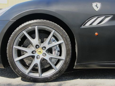 Used 2014 Ferrari California image 11