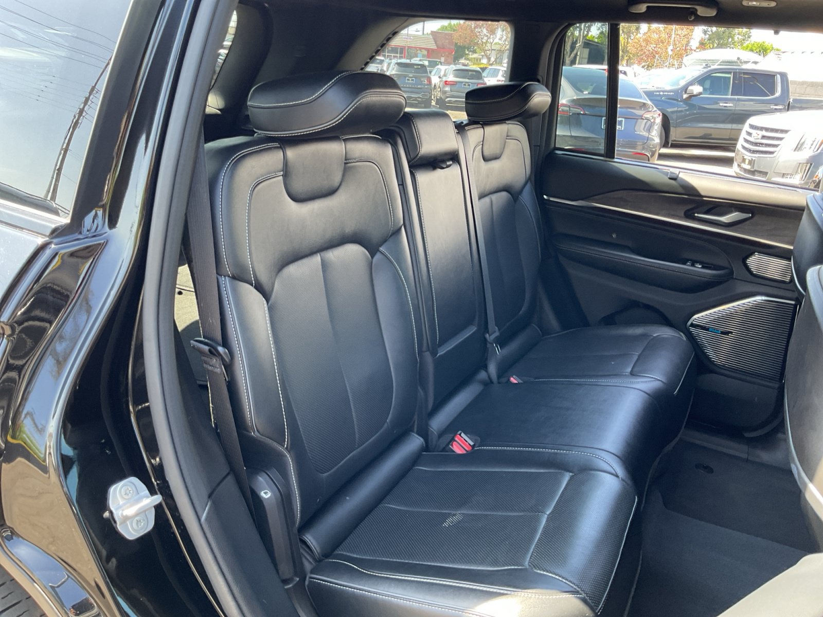 Used 2023 Jeep Grand Cherokee Overland w/ Luxury Tech Group IV AWD/4WD image 20
