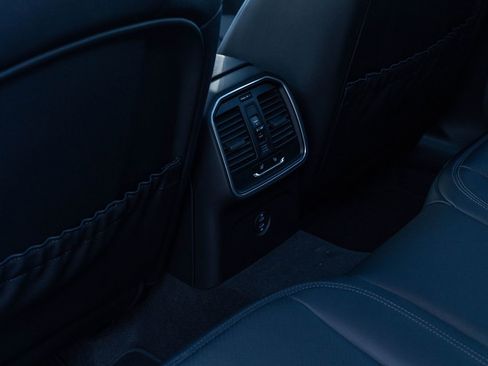 New 2026 Porsche Macan image 32