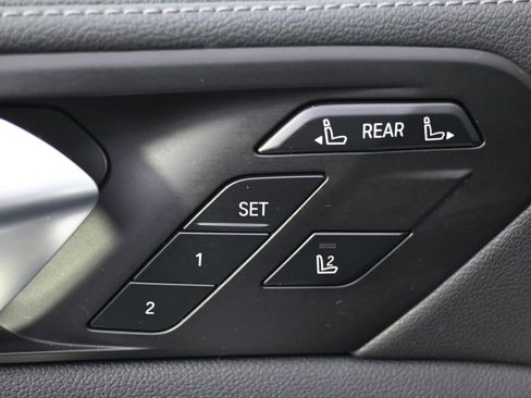 Used 2022 BMW X7 xDrive40i w/ Parking Assistance Package AWD/4WD image 25