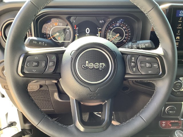Used 2025 Jeep Wrangler Unlimited Rubicon w/ Convenience Group AWD/4WD image 11