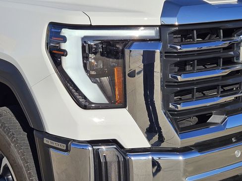 Used 2024 GMC Sierra 2500 SLT w/ SLT Premium Package image 9