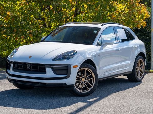 Certified 2025 Porsche Macan image 1