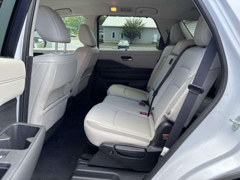 Used 2025 Nissan Pathfinder SL AWD/4WD image 14