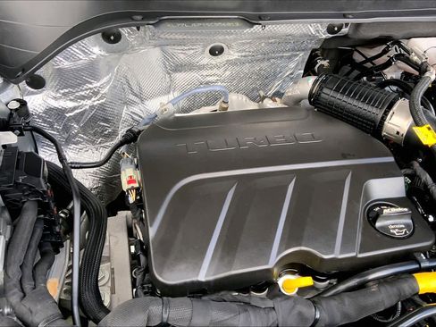 Used 2025 Chevrolet Trax RS w/ Sunroof Package FWD image 33