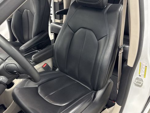 Used 2023 Chrysler Pacifica Touring-L FWD image 9