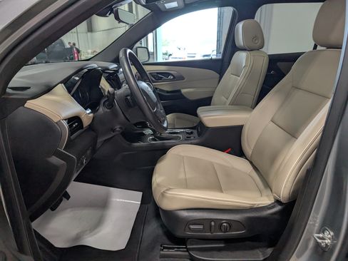 Used 2023 Chevrolet Traverse Premier FWD image 14