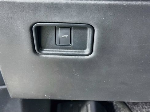Used 2025 Land Rover Range Rover SE AWD/4WD image 11
