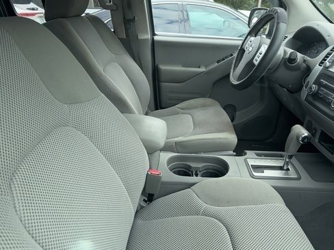 Used 2019 Nissan Frontier SV image 3