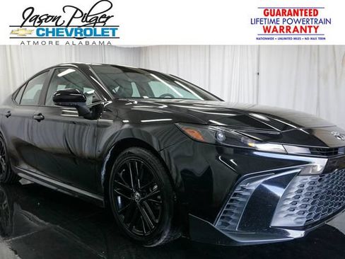 Used 2025 Toyota Camry SE FWD image 1