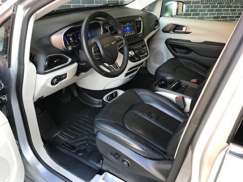 Used 2018 Chrysler Pacifica Touring-L image 5