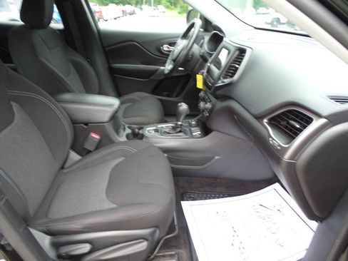 Used 2019 Jeep Cherokee 4WD Latitude w/ Cold Weather Group image 36