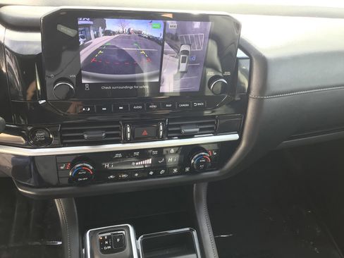 Used 2025 Nissan Pathfinder SL image 13