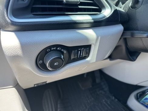 Used 2020 Chrysler Pacifica Touring FWD image 11