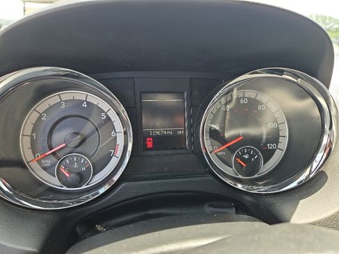 Used 2018 Dodge Grand Caravan SXT w/ Rear Park Assist Package FWD image 9